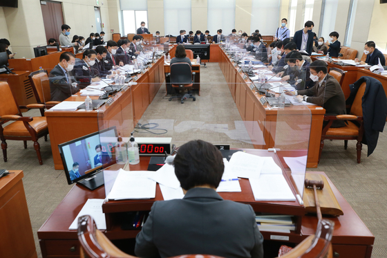 The general meeting of the Administrative Safety Committee of the National Assembly will be held at the National Assembly in Yeouido, Seoul, on the morning of the 3rd day. At the meeting on that day, an amendment to the Road Traffic Law was approved, requiring the acquisition of a motor vehicle license when operating an electric float board.  Reporters of national companies