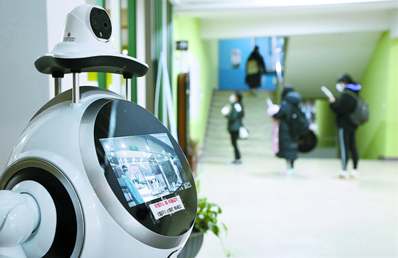 On day 3, a body temperature measuring robot is installed at Banpo High School in Seoul. [연합뉴스]