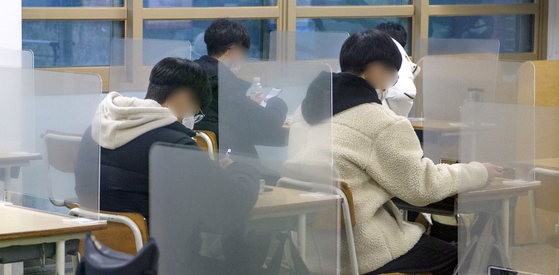 On the morning of the third day of the 2021 College Academic Ability Test, examinees await the start of the test in the testing room of Gwangdeok High School, the eleventh test center in Seo-gu District 26, Gwangju .  News 1