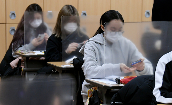 On the morning of the 3rd, the day of the 2021 College Academic Aptitude Test, she entered the examination room of Ewha Womans Foreign Language High School in Jung-gu, Seoul, and is waiting for the start of the test.  Yunhap news