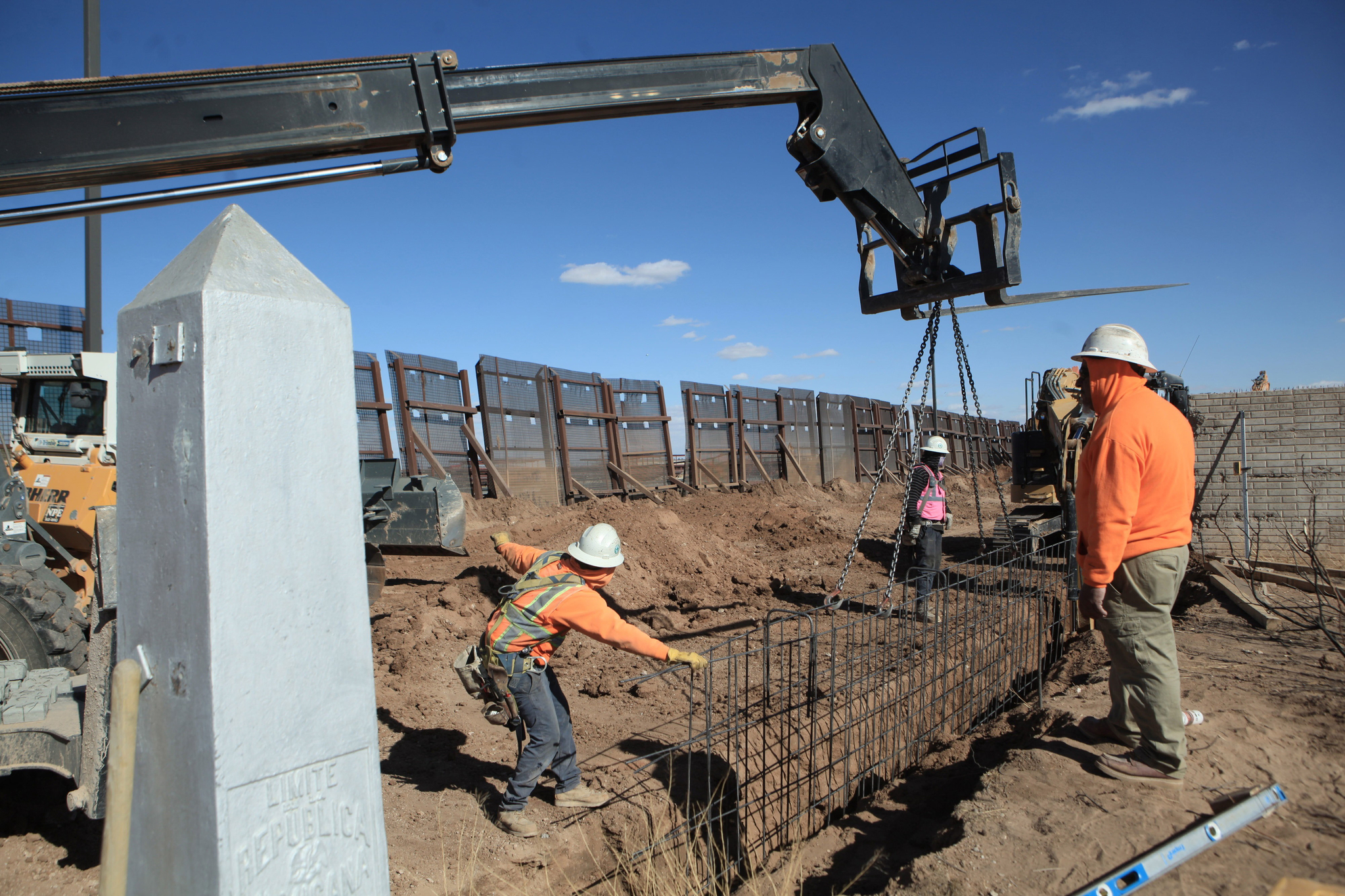 뉴멕시코주 콜럼부스 카운티의 건설현장에서 일꾼들이 장벽 건설을 서두르고 있다. EPA=연합뉴스
