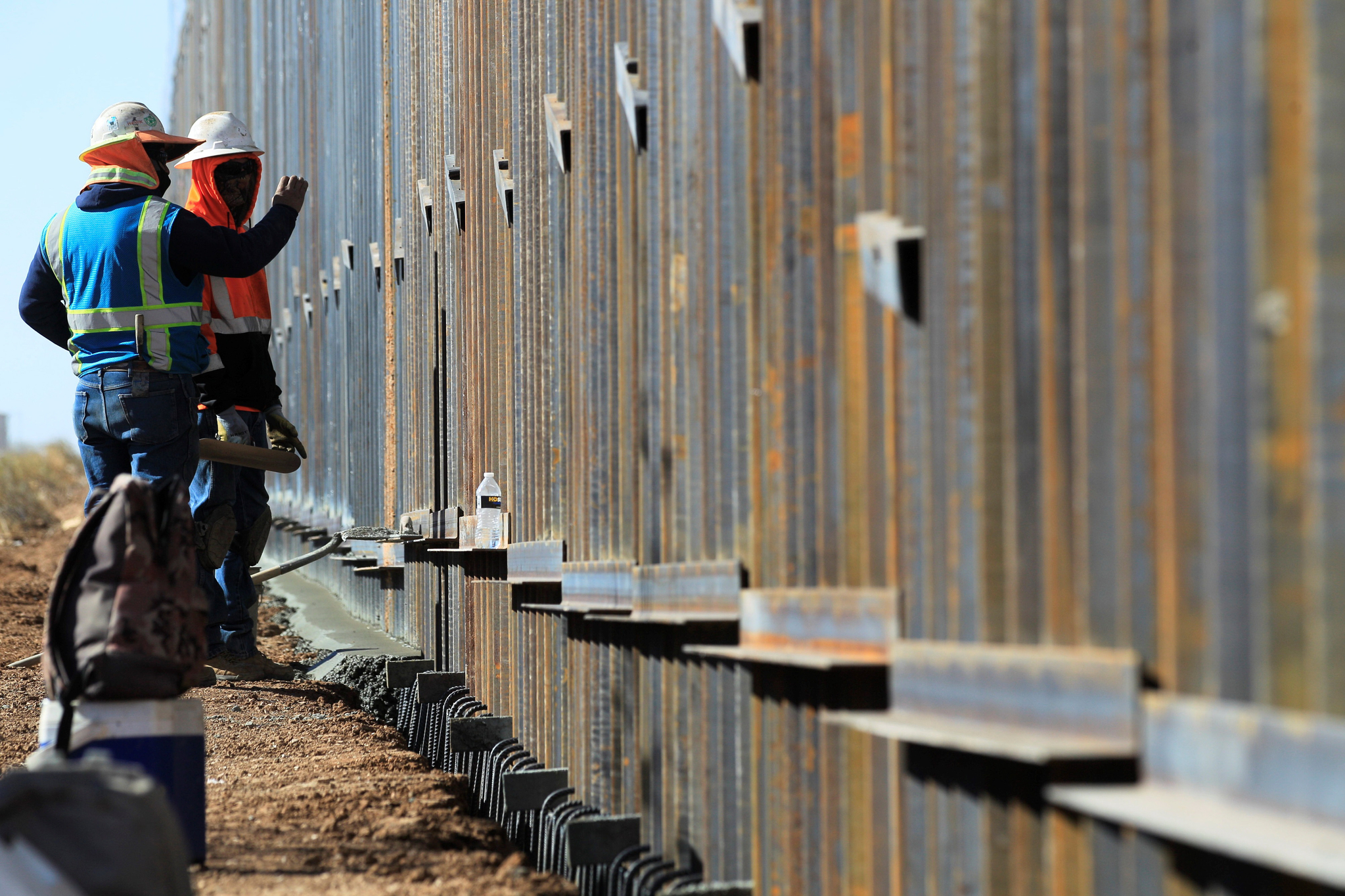 장벽 건설회사 일꾼들이 완성된 철제 장벽을 점검하고 있다. EPA=연합뉴스