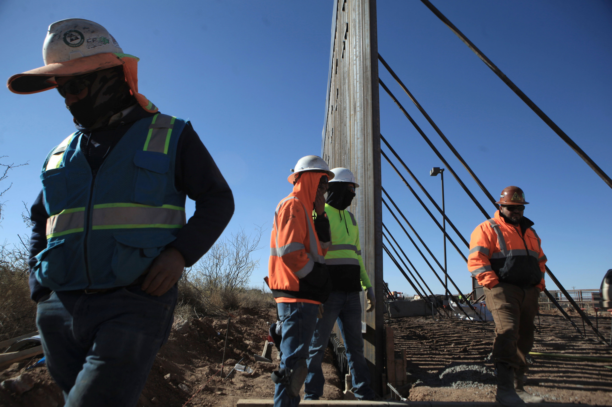 뉴멕시코주 현장에서 일꾼들이 철제 장벽을 건설하고 있다. EPA=연합뉴스