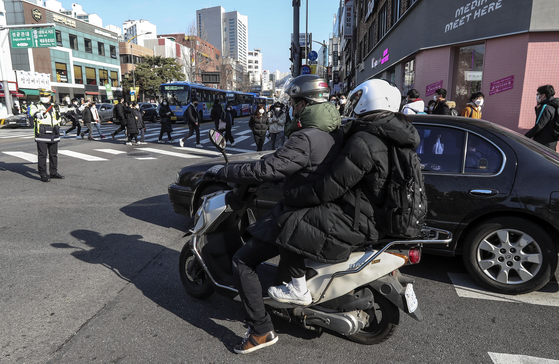 An examinee who has completed the writing test at Sungkyunkwan University rides a motorcycle.  Reporter Kim Seong-ryong