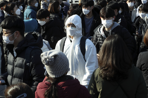 The Sungkyunkwan University Occasional Essay Test was held on the 5th at the Sungkyunkwan University Humanities and Social Sciences Campus, Jongno-gu, Seoul.  An examinee wearing a full-length quarantine uniform and taking a writing test leaves the main entrance of the vocal choir.  The school has banned parents and the general public from entering the school to prevent the new coronavirus infection (Corona 19).  Reporter Kim Seong-ryong