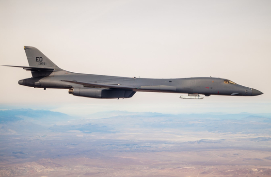 A B-1B strategic bomber equipped with a simulated long-range air-to-ground missile on the underside of the plane flies over Edwardian Air Force Base in California, USA. [사진 공군 홈페이지=연합뉴스]