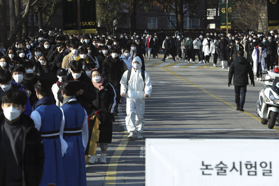  성균관대학교 수시 논술고사가 5일 서울 종로구 성균관대 인문사회과학캠퍼스에서 실시됐다. 전신 방역복을 입고 논술고사를 치른 한 수험생이 성대 정문을 나서고 있다. 김성룡 기자