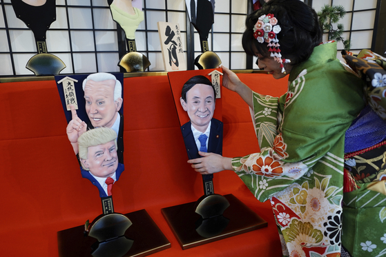 On the 3rd, an employee of a Japanese doll company displays laundry bats representing the President-elect of the United States, Joe Biden, the President of the United States, Donald Trump, and the Japanese Prime Minister, Yoshihide Suga. [AP=연합뉴스]