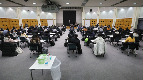 The appearance of the occasional rehearsal test held on the 5th at Konkuk University in Gwangjin-gu, Seoul.  There is a hand sanitizer behind the test site.  News 1