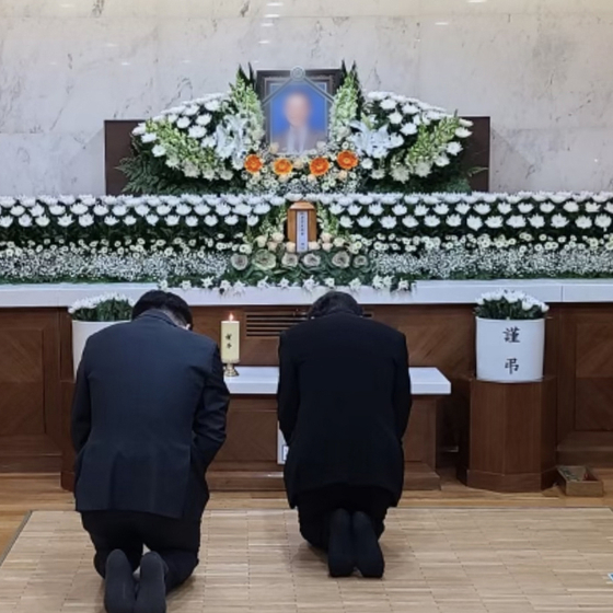 Lee Nak-yeon, head of the Dong-A Democratic Party, visited the funeral room of the Gangnam Maternity Hospital in Seoul, where the vacancy of Mo, the deputy head of the Dong-A Democratic Party's representative office, who died during the prosecution's investigation into Óptimo's suspicion.  Provided by CEO Nak-Yeon Lee.