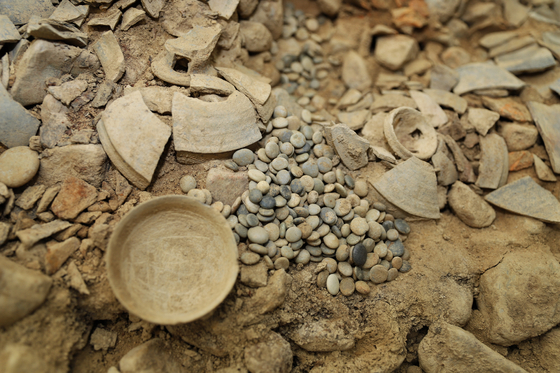 A Baduk stone excavated from stone-covered tomb number 44 (Jeokseok Mokgwak's tomb) in Jeoksam District, Gyeongju, Gyeongsangbuk-do.[사진 국립경주문화재연구소]