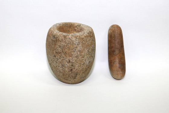 A stone mortar and gongi excavated from Dolmuji's Tomb (Jeokseok Mokgwak's Tomb) at No. 44, Jeoksam District, Gyeongju.[사진 국립경주문화재연구소]