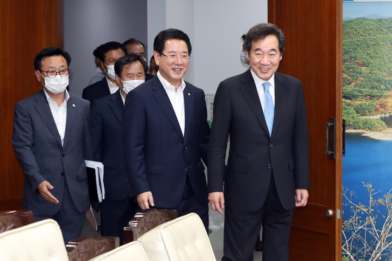 Nak-yeon Lee (right), the leader of the Democratic Party, is visiting the Jeonnam Provincial Office in Samhyang-eup, Muan-gun, Jeollanam-do, and enters the interview room with Jeonnam Governor Kim Young- rok, when he runs for the party's presidential race on August 7.  Yunhap news