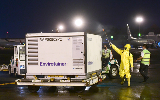 Airport officials are disinfecting containers containing Chinese Synovac vaccines arriving in Indonesia. [AP=연합뉴스]