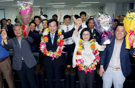 During the local elections on June 4, 2014, Jeonnam Provincial Governor Lee Nak-yeon of the New Political Democracy Association raised hands with his wife, Kim Sook-hee, to greet his wife Kim Sook- hee when the elections were promising at his election office in Suncheon, Jeollanam-do.  Newsis