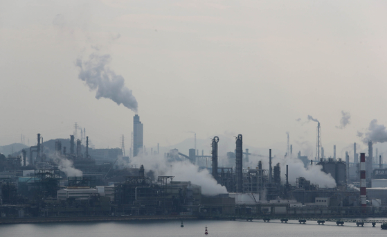 White water vapor rises from the Yeosu National Industrial Complex in Yeosu city, Jeollanam-do, where petrochemical companies are concentrated.  Yunhap news