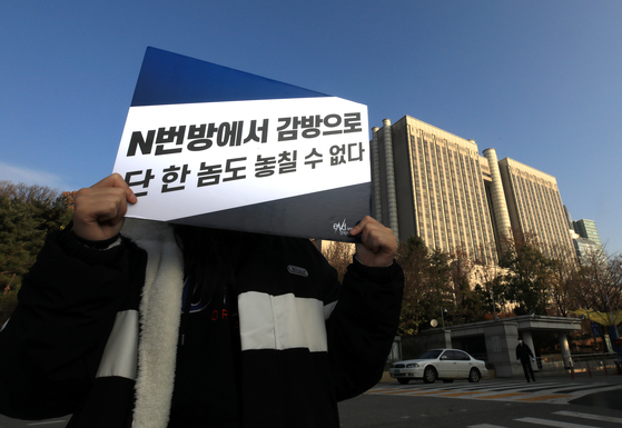 Ahead of Jo Joo-bin's election last month, 'eNd' members in front of the Seoul Central District Law (protest to urge violent punishment for n-bang's sexual exploitation) are calling for severe punishment against Jo Ju-bin and others. [뉴스1]