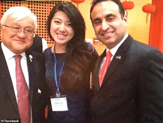 Photo taken by California Congressman Mike Honda (left) and California Assemblyman Ash Carla (right) in March 2014. [페이스북 캡처]