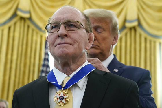 On the 7th (local time), Dan Gable (front), a gold medalist in the 1972 Munich Olympic wrestling, received the Presidential Medal of Freedom, President Trump's highest civilian honor.  AP = Yonhap News