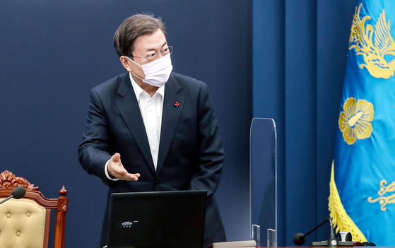 President Moon Jae-in recommends that attendees sit at a high-level meeting of attendees held in the Blue House Women's Room on the 7th. Blue House Photo Reporter = Reporter Kim Seong-ryong