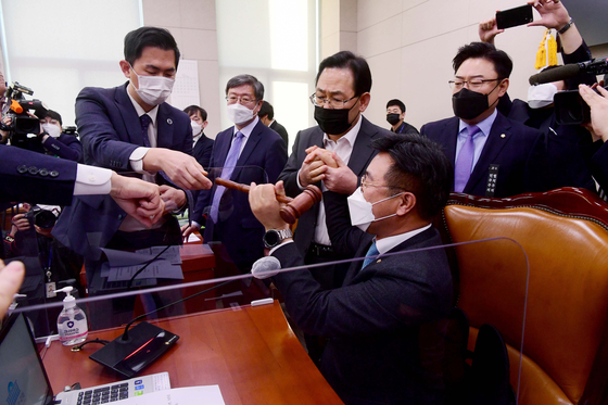 At the general meeting of the Legislative Judicial Committee of the National Assembly on the morning of the 8th, when President Ho-jung Yun tries to strike the gavel to pass the amendment to the Law of the Office of Investigation of Crimes of High-ranking Public Officials (KAI), Ho-Young Joo, the Representative of the National Forces, is blocking it.  Reporter Oh Jong-taek