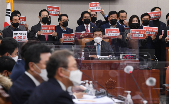 On the morning of that day, when the Air Transport Law was approved, Representative Kim Do-eup, secretary of the Judicial Committee of the Power of the People's Power, said: “All the members of the Judicial Power of the People's Power removed their license plates. identification and they returned to Hojoong Yun (President).  Let the Democrats take responsibility and stand trial.  Also, the Democratic Party did not sit in the conference seat after protesting that 