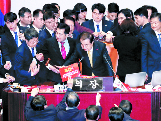 On December 27 last year, when the amendment to the Public Office Election Law was approved in the plenary session of the National Assembly, members of the Korean Liberal Party flocked to the president's seat to protest.  The amendment to the Public Officials Election Law, which was passed after work like this, was abolished within a year of its application.  Another amendment, which eliminated the provisions that regulate the 'democratic procedure' in relation to the election of proportional representatives, was approved in the plenary session of the National Assembly on the 9th. Central photo 