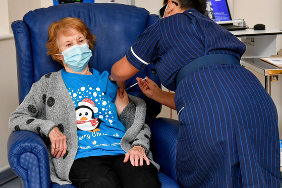 Margaret Keenan (90, left) from the UK, who became the first public vaccinator for Pfizer's COVID-19 vaccine, will receive the vaccine in her left arm on the 8th (local time). [AP=연합뉴스]