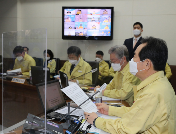 Prime Minister Jeong Sye-gyun chairs the Disaster and Security Countermeasures Headquarters Meeting in response to the novel coronavirus infection (Corona 19) held at the Gyeonggi-do office in Suwon, Gyeonggi-do on the 9th. Yunhap news