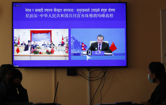 On the 8th, the governments of China and Nepal officially announced the height of Everest. [AP=연합뉴스]