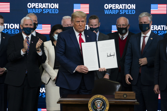 US President Donald Trump signed an executive order on the 8th stating that the Corona 19 vaccine should be administered to Americans first. [AP=연합뉴스]