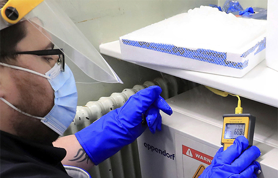 On the 5th (local time), the vaccine storage equipment will be checked at Croydon University Hospital.  The internal temperature of the equipment is displayed at minus 68.8 degrees.  AP = Yonhap News