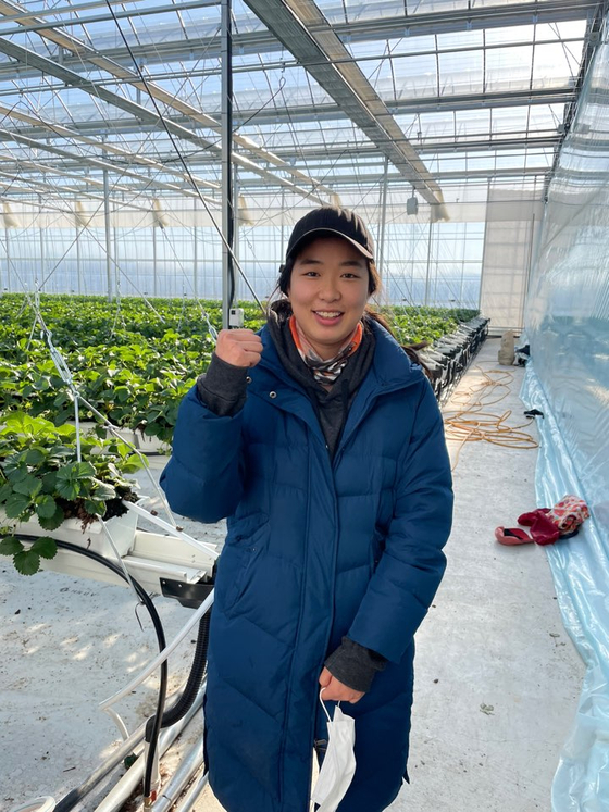 딸기 농부 안혜원씨가 딸기 스마트팜에서 환하게 웃고 있다. 김윤호 기자