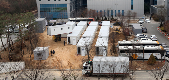 On the morning of the 9th, a container-type treatment space is being installed at the Seoul Medical Center in Jungnang-gu, Seoul.  The Seoul Metropolitan Government announced that it will install a container treatment space at the Seoul Medical Center until the 10th to be used for the treatment of mild and severe patients among confirmed patients. [뉴스1]