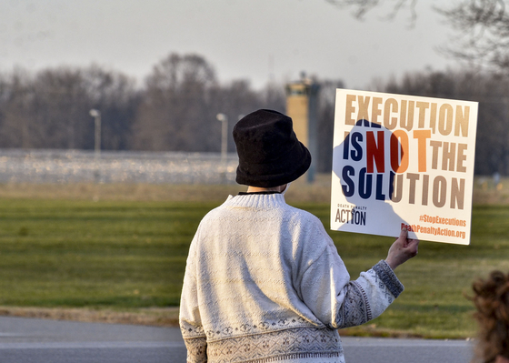미국 인디애나 테루호토 감옥 앞에서 사형 반대 시위가 10 일 (현지 시간) 열린있다. AP 통신