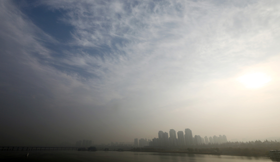 On the morning of the 11th, when Seoul's fine dust and ultra-fine dust were in poor condition and the ultra-fine dust warning was issued, the sky over Banpo-dong as seen from the Dongjak Bridge in Seoul was hazy.  Newsis