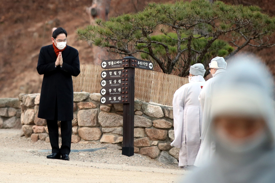 이재용 삼성전자 부회장이 고 이건희 회장 49재를 지내기 위해 12일 오전 서울 은평구 진관사를 찾아 스님들에게 인사하고 있다. 뉴스1