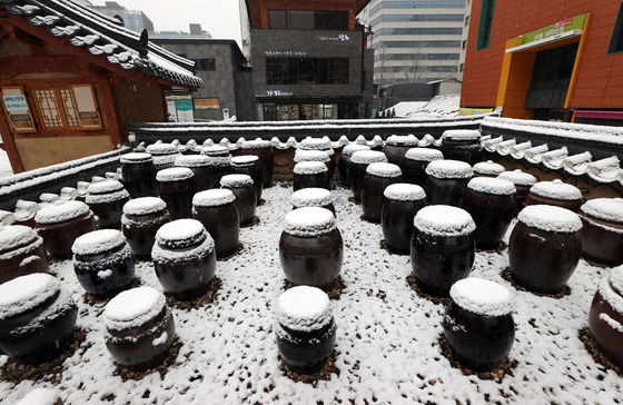 On the morning of the 13th, when a heavy snow warning was issued in Seoul, snow piled up in Jangdokdae at the Jogyesa Temple in Jongno-gu, Seoul.  Snow will stop on the 13th in Seoul and the metropolitan area, and heavy snow is expected to fall on the west coast of Jeolla and Chungcheong-do on the 14th.  Yunhap news