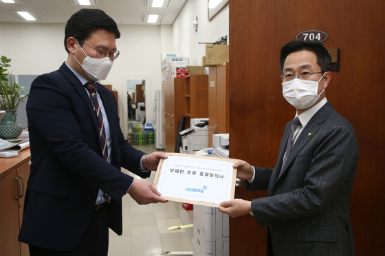 In addition, the internal Democratic Party spokesman Park Seong-joon presents an agreement to end an unlimited debate on some amendments to the law on the development of inter-Korean customs (Filibuster) in the National Assembly on the 13th. Reporter Oh Jong-taek / 20201213