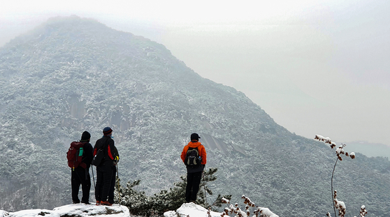 Bukaksan, a snowy mountain seen from Inwangsan on the morning of the 13th when a heavy snow warning was issued in Seoul.  Yunhap news