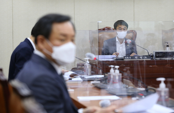 Han Byeong-do, Chairman of the Legislative Review Subcommittee 1 of the National Assembly Administrative Security Committee (the secretary of the Democratic Party), speaks at the subcommittee on the morning of the 7th. The proposed amendment to the Local Self-Government Law was passed in plenary session on the 9th after the general meeting of the National Council on the 3rd. Democratic Party legislator Lee Hyung-seok (left), on the 30th of last month, 