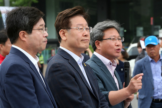 Gyeonggi Governor Lee Jae-myeong (center) was actively involved in the legislation that awarded special poems to large cities with a population of 1 million during the mayor of Seongnam.  The photo shows the government's policy to amend the Local Finance Act on June 7, 2016 when Governor Lee was mayor of Seongnam. 