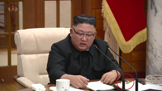 North Korean leader Kim Jong-un is chairing an expansion meeting of the Labor Party Political Bureau held at the Labor Party headquarters in Pyongyang on 29 last month.  There are cigarette packs (red circles) and ashtrays on President Kim's desk. [조선중앙TV 화면=연합뉴스]