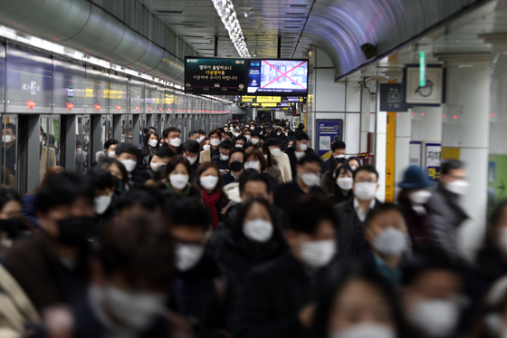 지난 8일 오전 서울 광화문역에서 출근길 시민들이 발걸음을 재촉하고 있다. 뉴스1