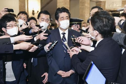 Former Japanese Prime Minister Shinzo Abe is surrounded by reporters at the Japanese National Assembly on the afternoon of the 4th, speaking in connection with the investigation of the Tokyo District Prosecutor's Office. [교도=연합뉴스]