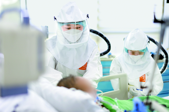 Medical staff working in the negative pressure bed of Kangwon National University Hospital.  Yunhap news