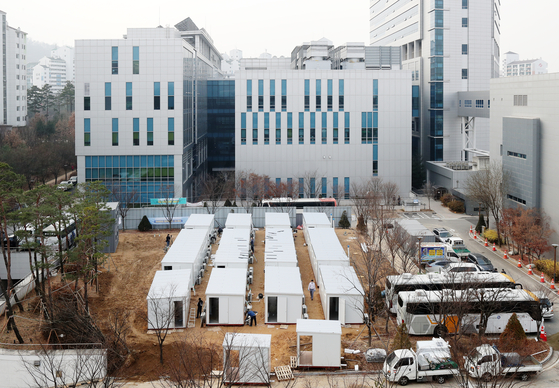 On the 11th, a container room for treating patients will be installed at the `` Seoul Medical Center, '' 156 Sinnae-ro, Jungnang-gu, Seoul, designated as a dedicated treatment hospital for corona patients19.  Reporter Shin In-seop 