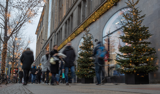 On the 12th (local time), a typical shopping street in Berlin, Germany, fills with citizens who went shopping for Christmas. [EPA=연합뉴스]