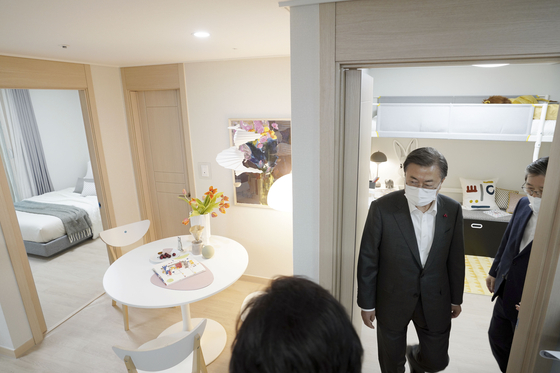 On the morning of the 11th, President Moon Jae-in visited the Hwaseong Dongtan Happy Housing Complex in Gyeonggi-do to commemorate LH's 1 million rental housing units.  President Moon, Minister of Lands, Infrastructure and Transportation, Kim Hyun-mi, and LH President Byeon Chang-heum (candidate for Minister of Lands) are looking inside the rental housing.  Reporter Kim Seong-ryong