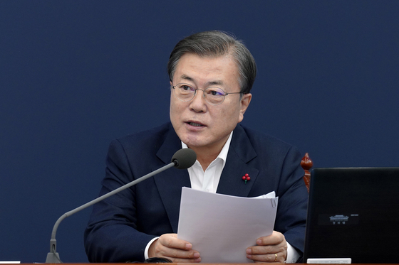 President Moon Jae-in is presiding over a meeting of chiefs and advisers in the Women's Room of the Blue House on the afternoon of the 14th. [뉴스1]